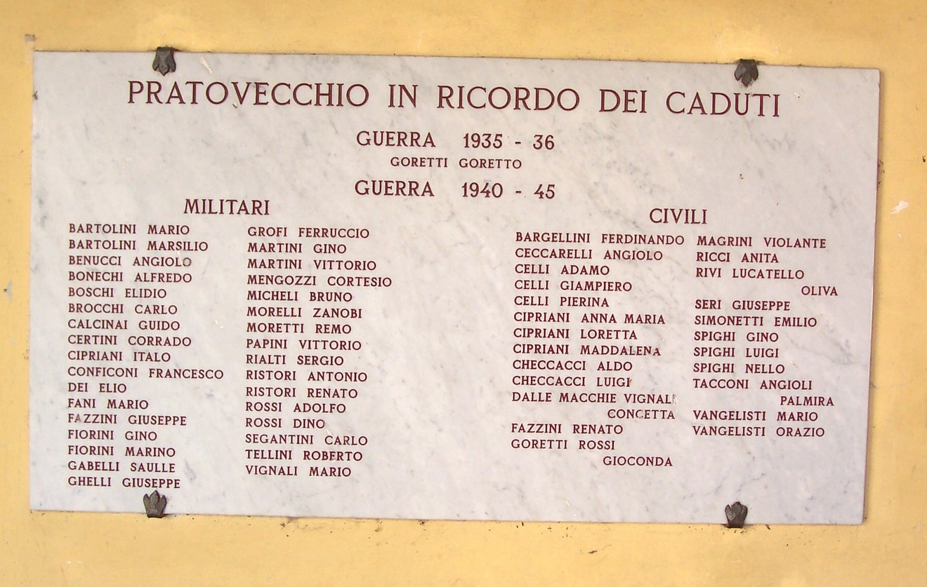 Lapide commemorativa che rende omaggio ai caduti di guerra di Prato Vecchio, con nomi di militari e civili.