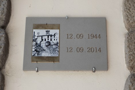 Lapide di Porta Fiorentina che commemora gli eventi storici del 12 settembre 1944 e 2014.