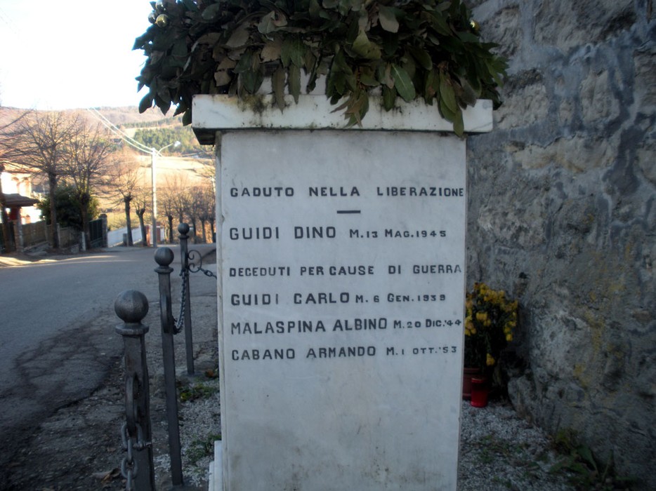 Cippo commemorativo dedicato ai caduti di Pietragavina, con nomi e date dei caduti in guerra.