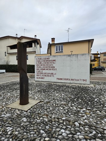 Monumento dedicato ai Caduti della Lotta di Liberazione e alle Vittime del nazifascismo, in un'area pubblica.
