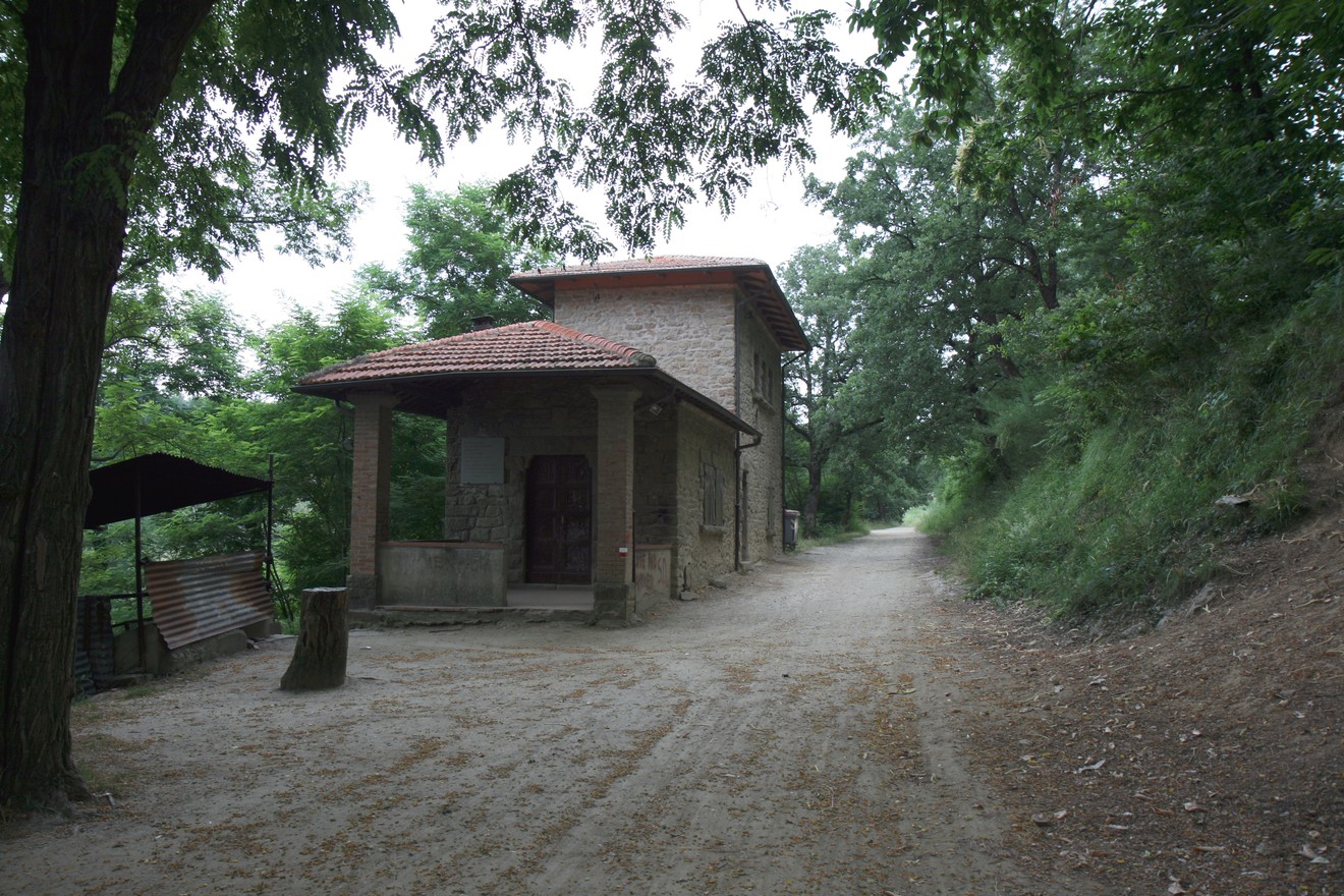 Lapide di Fonte Santa, edificio storico immerso nella natura, circondato da alberi e sentieri.