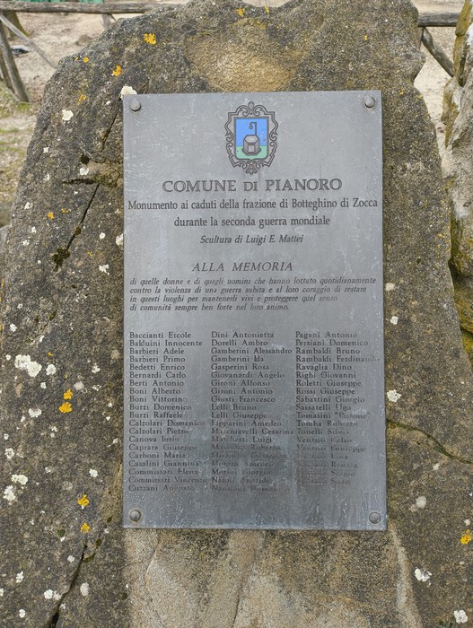 Monumento ai caduti di Botteghino di Zocca, con una dedica commemorativa e i nomi dei caduti della seconda guerra mondiale.