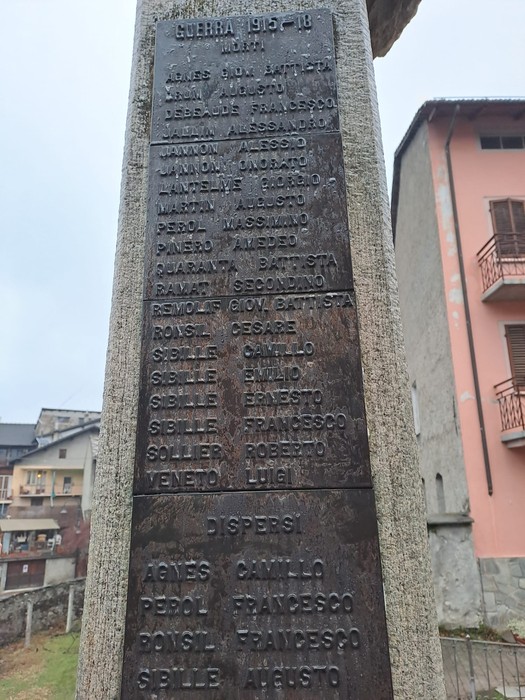 Monumento ai caduti di Chiomonte, commemorazione dei soldati perduti nella Prima Guerra Mondiale.