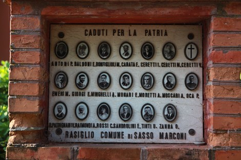 Cippo commemorativo dedicato ai caduti della Battaglia di Rasiglio, con ritratti e nomi incisi.