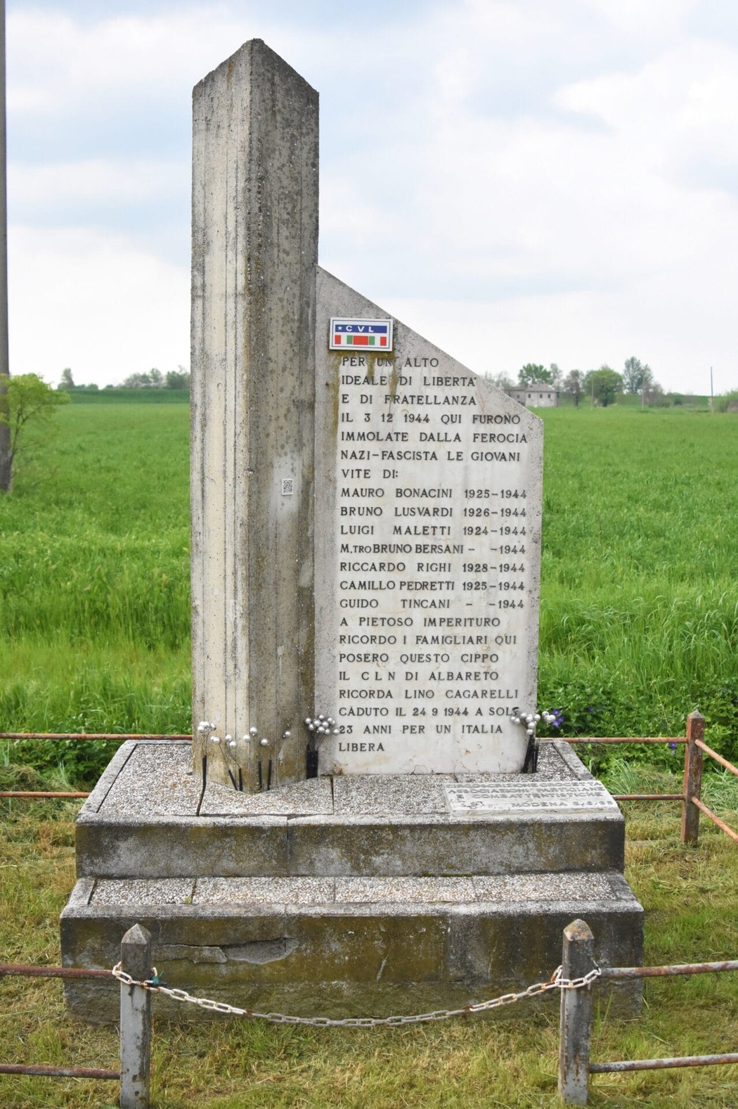 Monumento commemorativo dedicato alle vittime dell'eccidio di San Matteo, simbolo di memoria e resistenza.