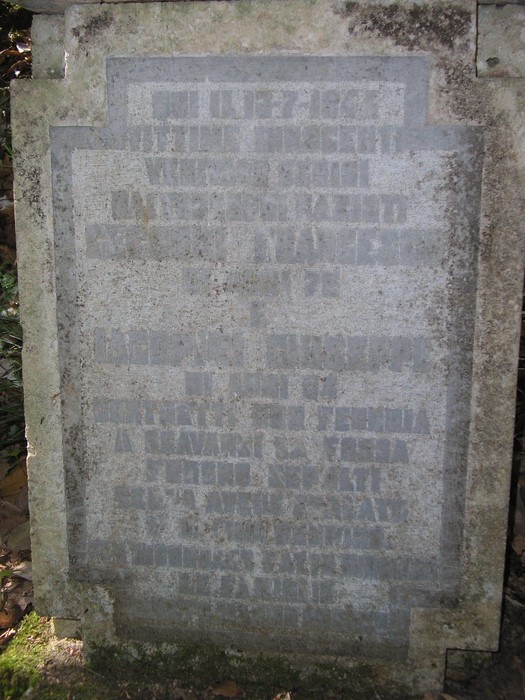 Cippo commemorativo dedicato a Cecconi e Iacopini, con incisioni in memoria dei due.