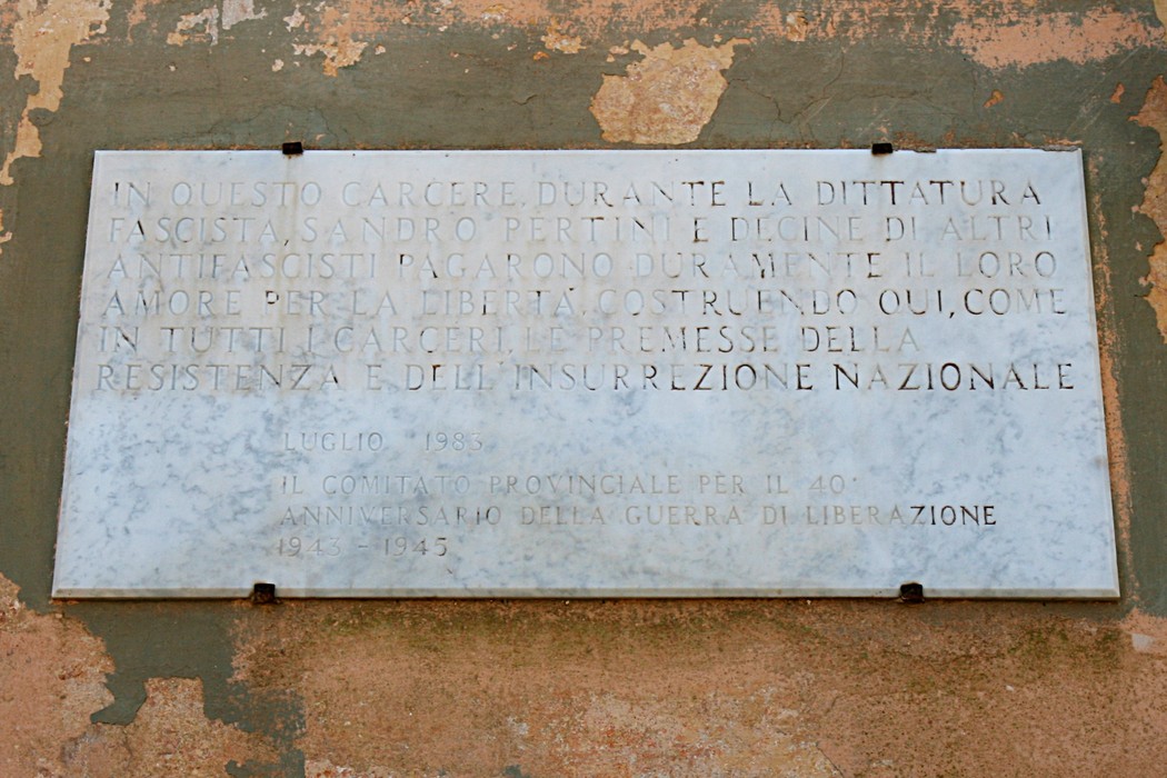 Lapide commemorativa a Sandro Pertini e agli antifascisti, simbolo di resistenza e libertà.