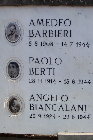 Monumento commemorativo ai partigiani, con nomi e date di vita di tre eroici caduti.