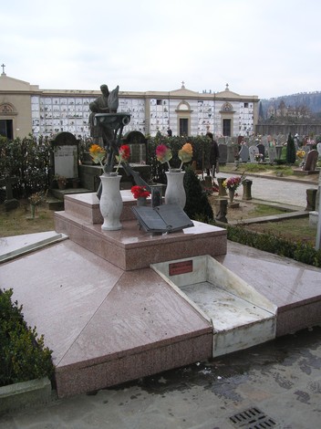 Sepolcro monumentale per i caduti di Pian d'Albero, con statue e fiori, immerso in un cimitero tranquillo.