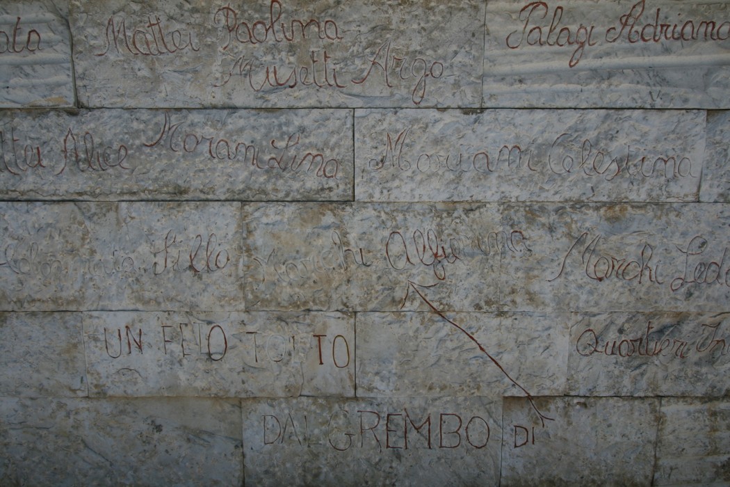 Sacrario delle vittime di Vinca, memoriale dedicato ai caduti, con incisioni commemorative su pietra.