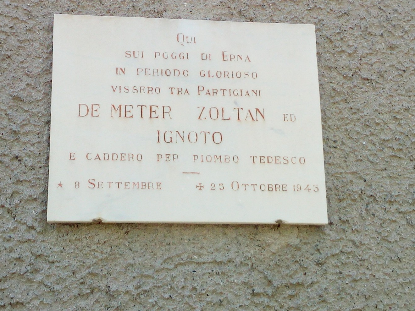 Lapide commemorativa dedicata a Zoltan e ignoti partigiani, situata sui monti di Epna.