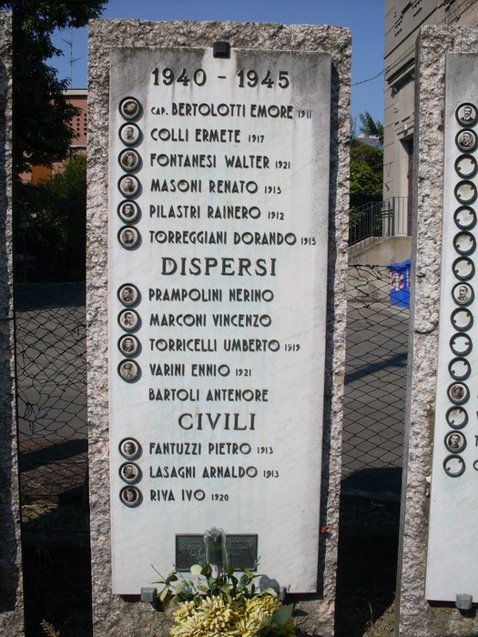 Monumento ai Caduti di Marmirolo con nomi e anni di guerra scolpiti su una struttura in pietra.