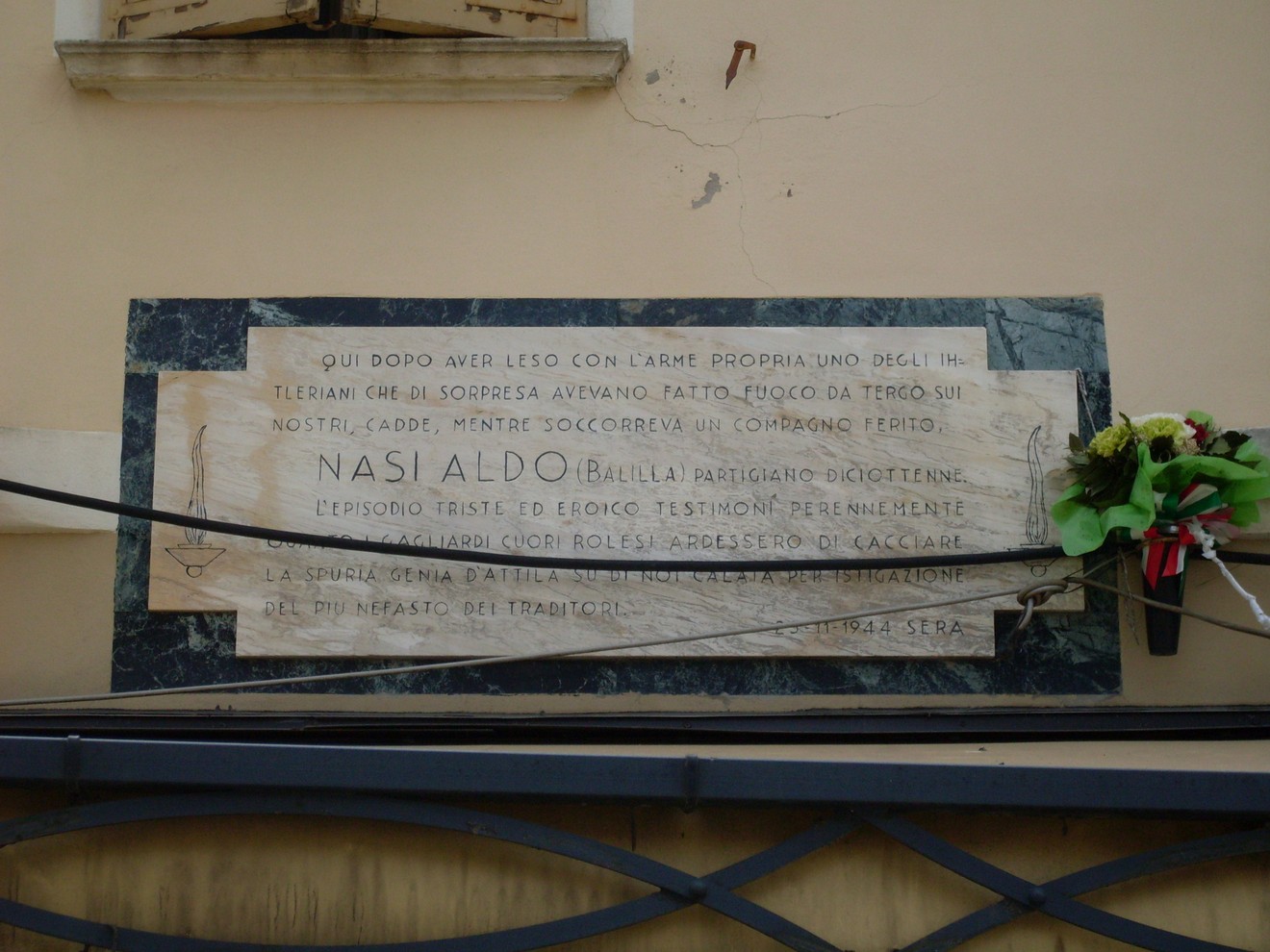 Lapide commemorativa dedicata a Nasi Aldo, con testo di memoria e omaggio.