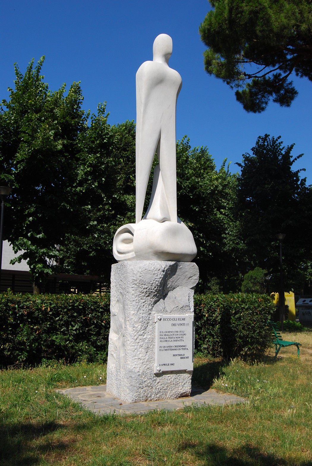 Monumento ai Partigiani, scultura in marmo bianco che celebra il valore della Resistenza.