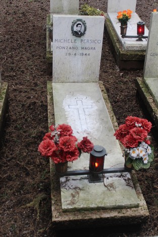 Tombe con fiori e candele, commemorano i caduti per la Libertà, con particolare attenzione a Michele Persico.