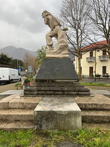 Monumento al partigiano: scultura che ricorda il sacrificio dei combattenti per la libertà.
