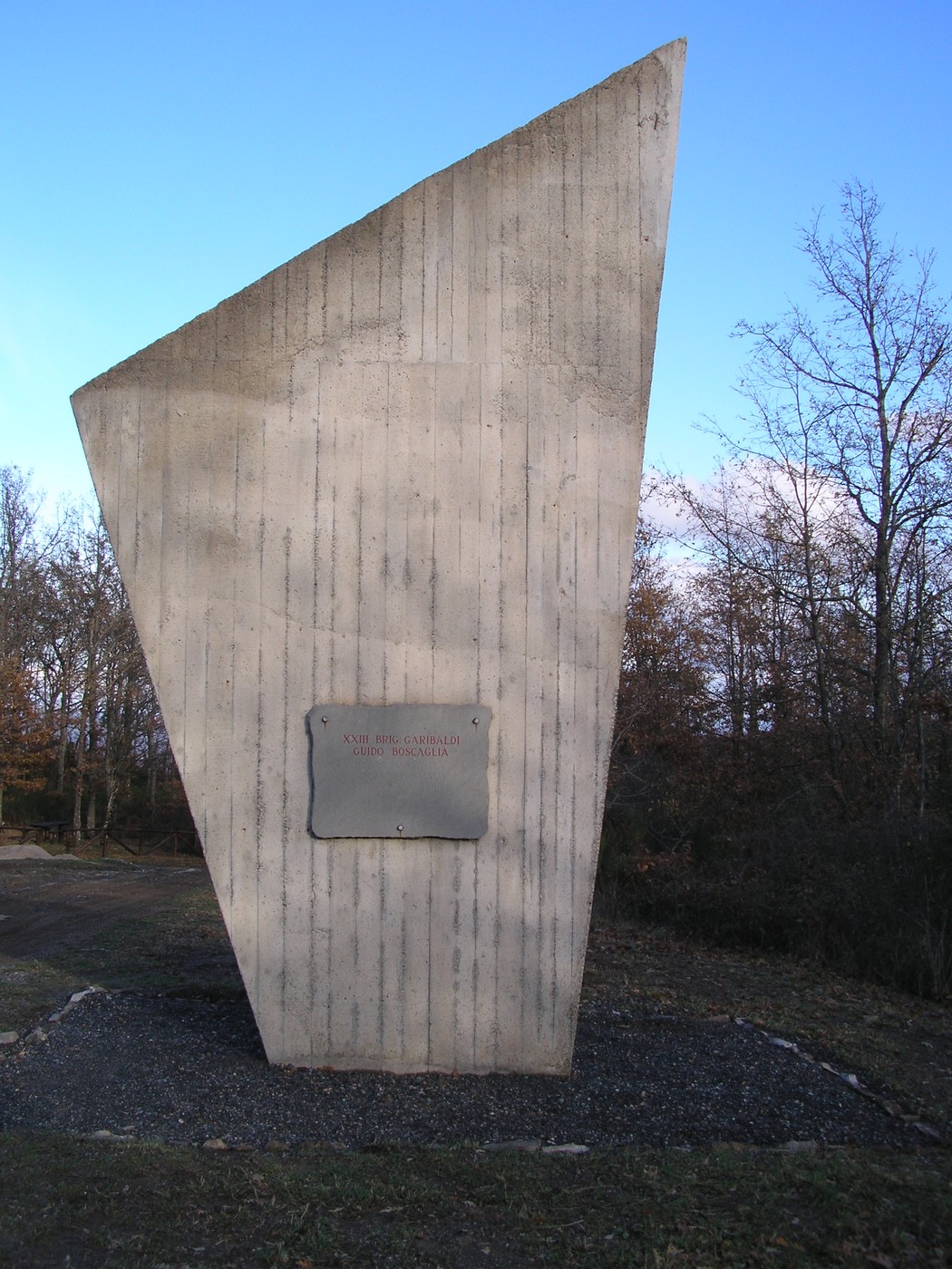 Monumento alla brigata "Boscaglia", commemorativo e moderno, si erge tra la natura, simbolo di un'importante memoria storica.