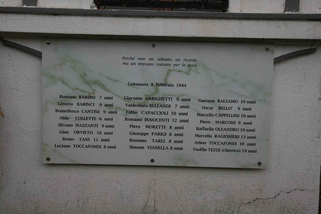 Tabernacolo dedicato ai bambini di Colonnata, commemorando la loro memoria con nomi e date.