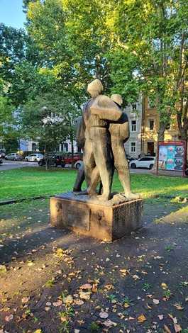 Monumento a D'Acquisto, sculture che rappresentano la solidarietà e l'unione tra le persone, immerso nel verde.