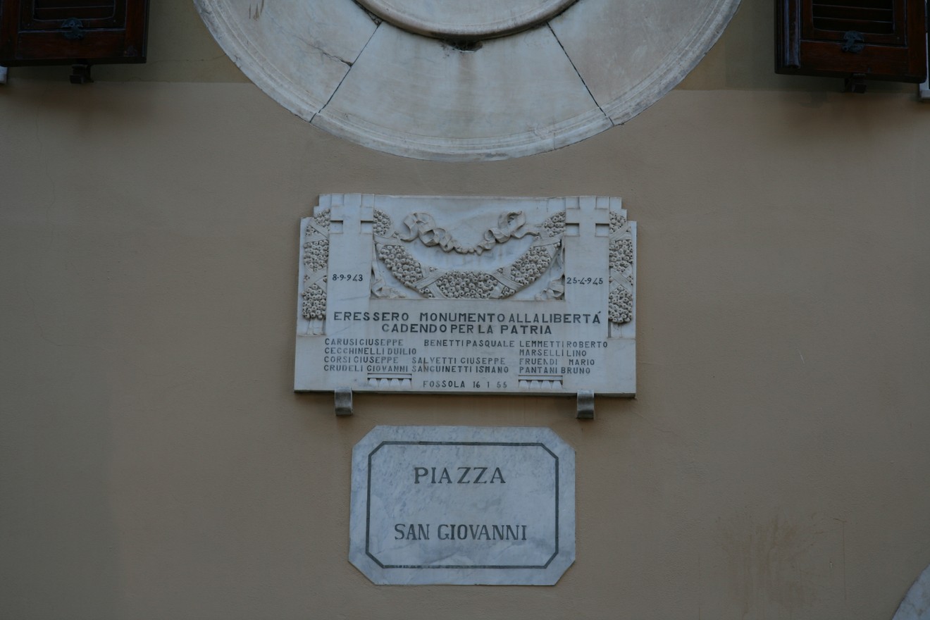 Lapide commemorativa dei caduti di Fossola, dedicata alla libertà e alla patria, situata in Piazza San Giovanni.