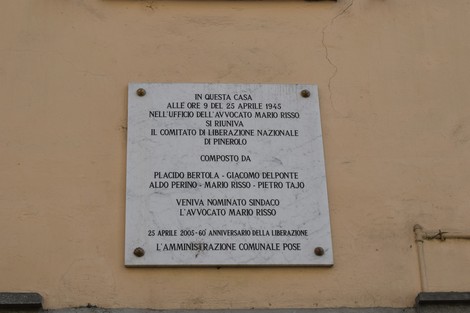 Lapide commemorativa del CLN di Pinerolo, dedicata alla liberazione e ai suoi protagonisti storici.