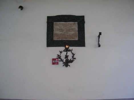 Lapide commemorativa dedicata ai ferrovieri, situata nel casone delle ferrovie.