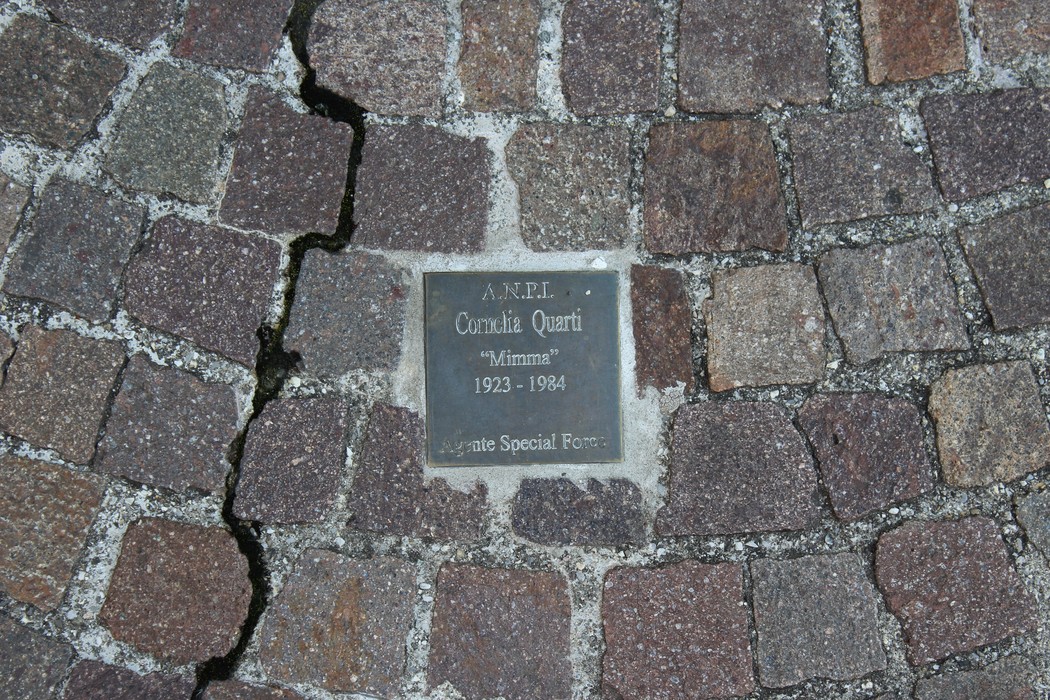 Pietre d'inciampo dedicate ai partigiani, commemorano la memoria di chi ha combattuto per la libertà.