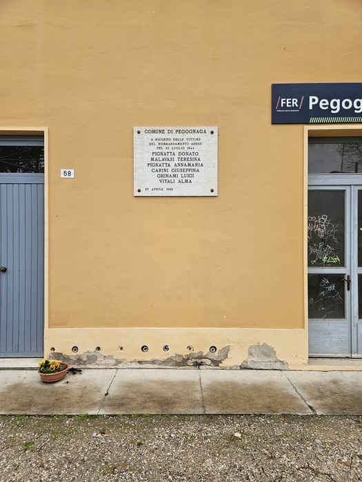 Lapide commemorativa che ricorda le vittime del bombardamento del 23 luglio 1944 a Pegognaga.