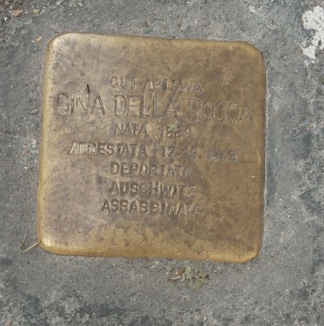 Pietra d'inciampo dedicata alla famiglia Morais-Luisada, commemorazione di vite perdute.