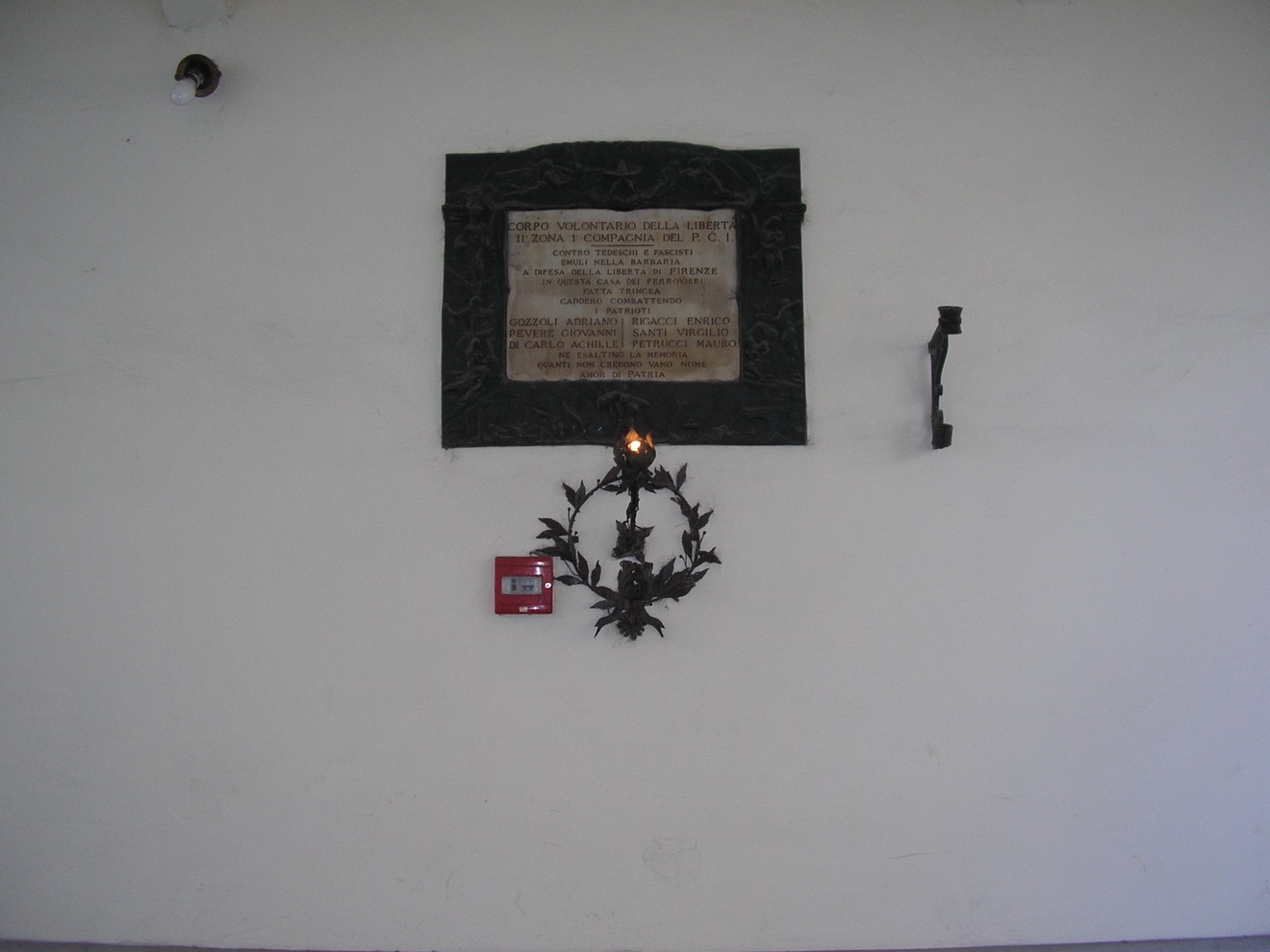 Lapide commemorativa dedicata ai ferrovieri, situata nel casone delle ferrovie.