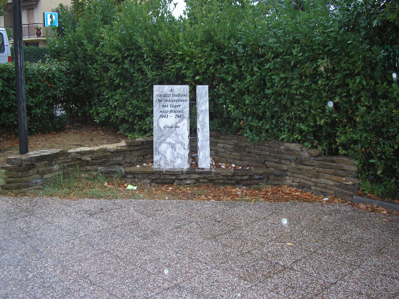 Monumento dedicato agli internati nei lager, commemorando le vittime della persecuzione 1942-1945.