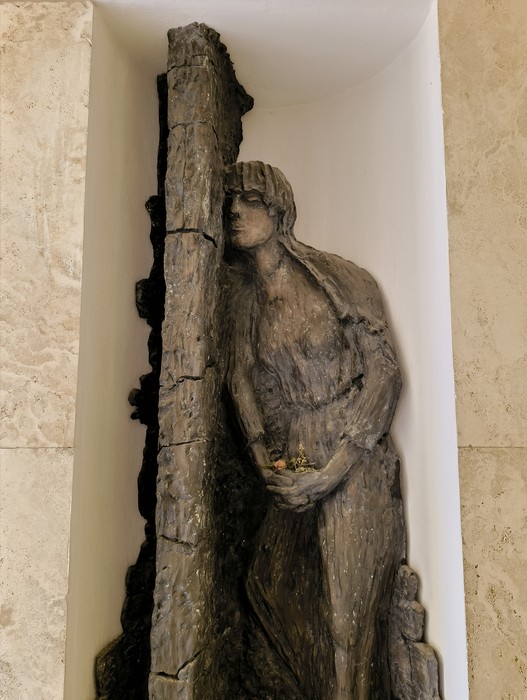 Scultura commemorativa al "Sacrario dei Martiri di Marzabotto", simbolo di memoria e riflessione sui martiri.
