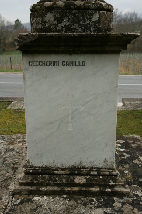 Monumento dell'Orenaccio, dedicato a Camillo Ceccherini, immerso nella natura e simbolo di memoria storica.