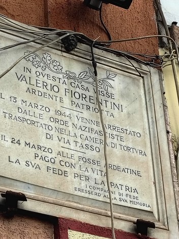 Lapide commemorativa dedicata a Valerio Fiorentini, patriota arrestato dal regime nel 1944.