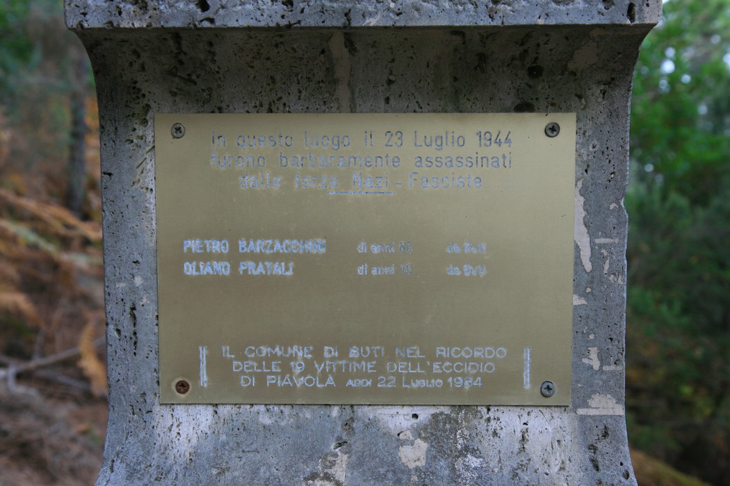 Cippo commemorativo per Pietro Barzacchini e Omero Pratali, vittime di un eccidio avvenuto nel 1944.