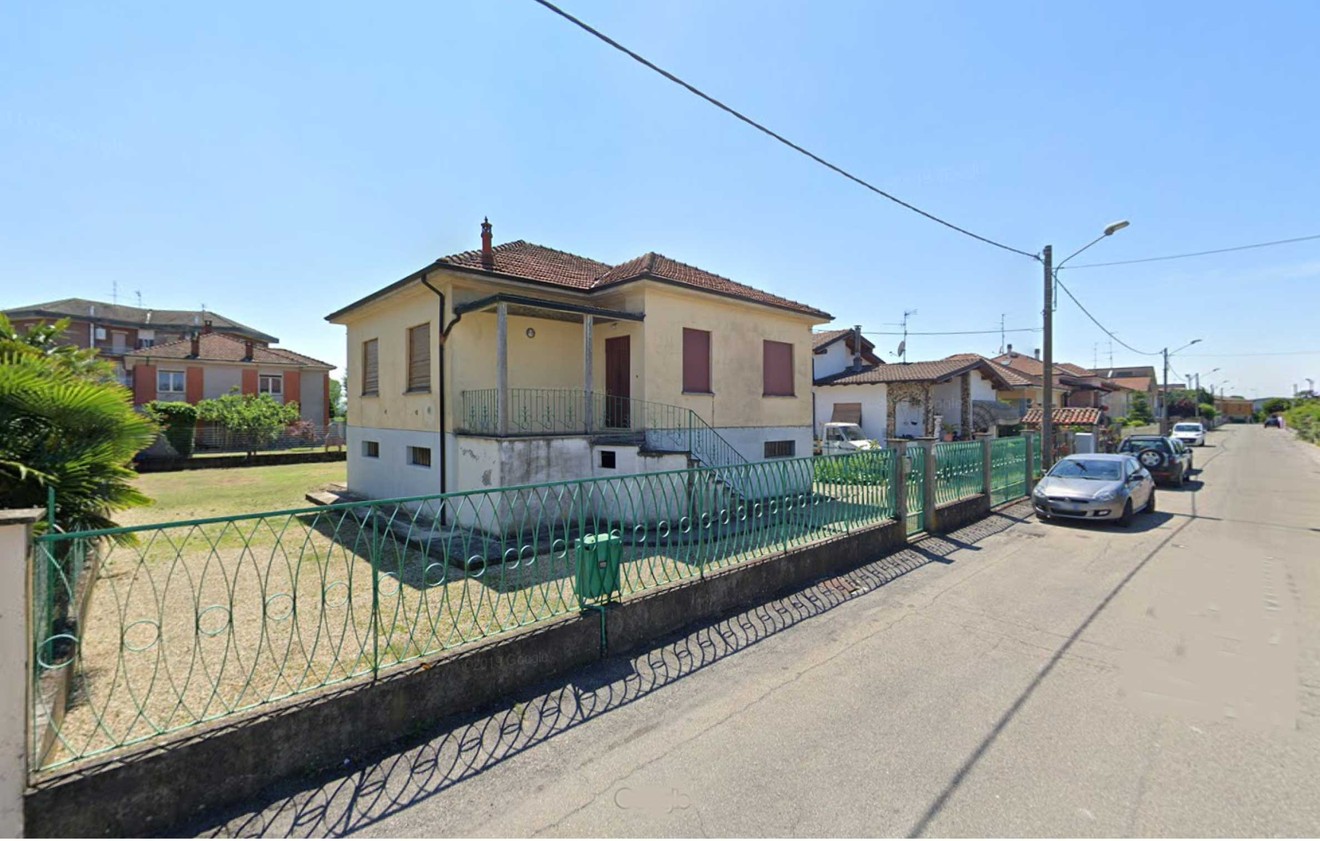 Casa con giardino in una strada residenziale, rappresenta un simbolo di memoria con la pietra d'inciampo per Conti.