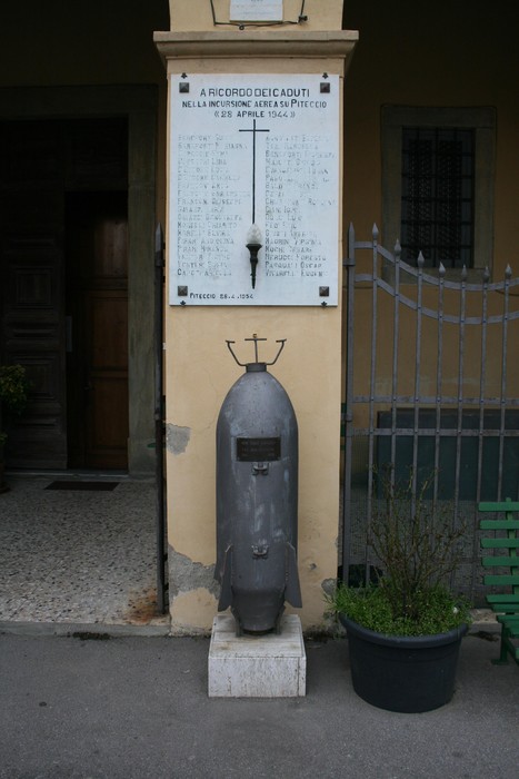 Lapide commemorativa di Piteccio, dedicata ai caduti, situata accanto all'ingresso della chiesa.