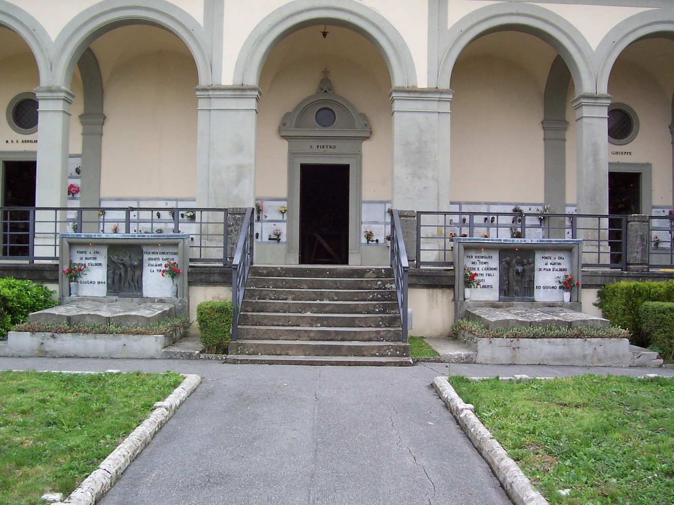 Sepolcro dei caduti di Pian d'Albero, monumento commemorativo in un contesto tranquillo e solenne.