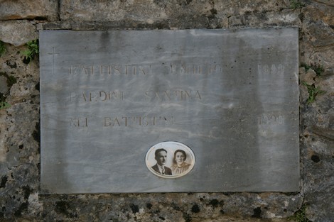 Pannello commemorativo all'Ossario di Sant'Anna di Stazzema, dedicato alla memoria delle vittime.