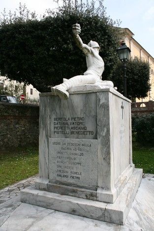 Monumento ai caduti di Nocchi, commemorazione dei soldati, con figura in marmo e iscrizioni commemorative.