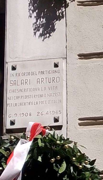 Lapide commemorativa di Arturo Salari, partigiano, in ricordo del suo sacrificio per la libertà e la pace.