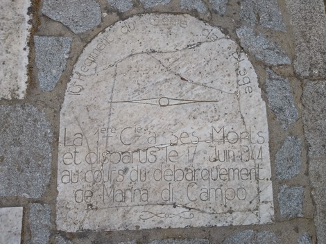 Monumento commemorativo ai caduti dello sbarco alleato del 17 giugno 1944 a Marina di Campo.