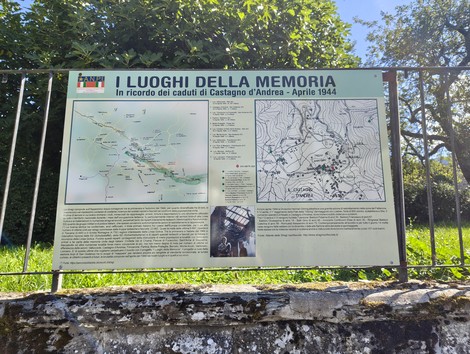 Monumento commemorativo con mappa dei luoghi della strage di Castagno d’Andrea, aprile 1944.