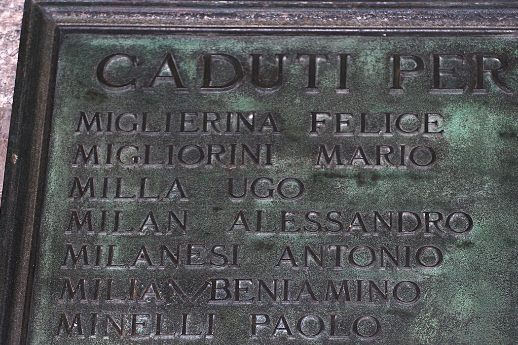 Lapidi commemorative della Loggia dei Mercanti, in memoria dei caduti nella guerra.