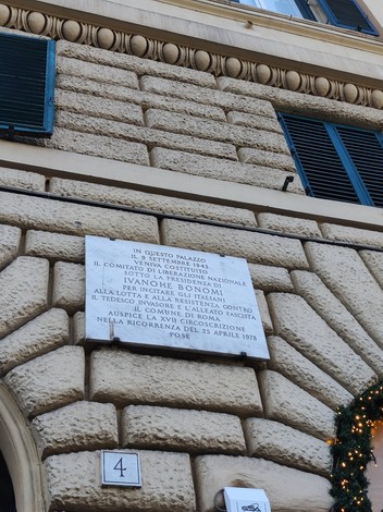 Lapide commemorativa per il Comitato di Liberazione Nazionale in un palazzo storico.