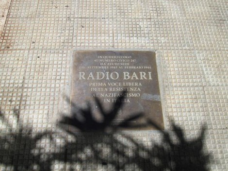 Pietra di inciampo dedicata a Radio Bari, simbolo della resistenza contro il nazifascismo in Italia.