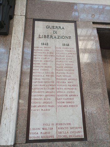 Lapide commemorativa dedicata ai ferrovieri caduti nella guerra di Liberazione, con nomi e date incisi.