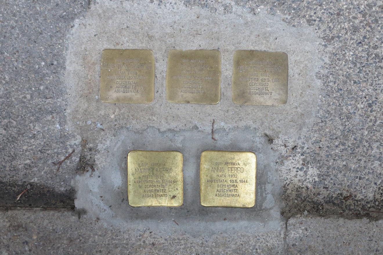 Pietre d'inciampo in memoria di Cassuto e i Ferro, commemorando vittime della Shoah.