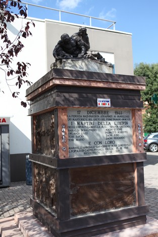Monumento ai Martiri del Panaro, commemorativo e significativo, con scultura centrale e iscrizioni in memoria.