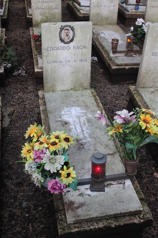 Tombe perpetue dei caduti per la Libertà, decorate con fiori e candele commemorative.